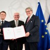 Prize presentation to French President Emmanuel Macron (with Federal President Frank-Walter Steinmeier and the chairman of the WWL, Dr. Reinhard Zinkann)