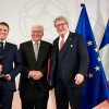 Preisübergabe an Frankreichs Staatspräsidenten Emmanuel Macron (mit Bundespräsident Frank-Walter Steinmeier und dem Vorsitzenden der WWL, Dr. Reinhard Zinkann)